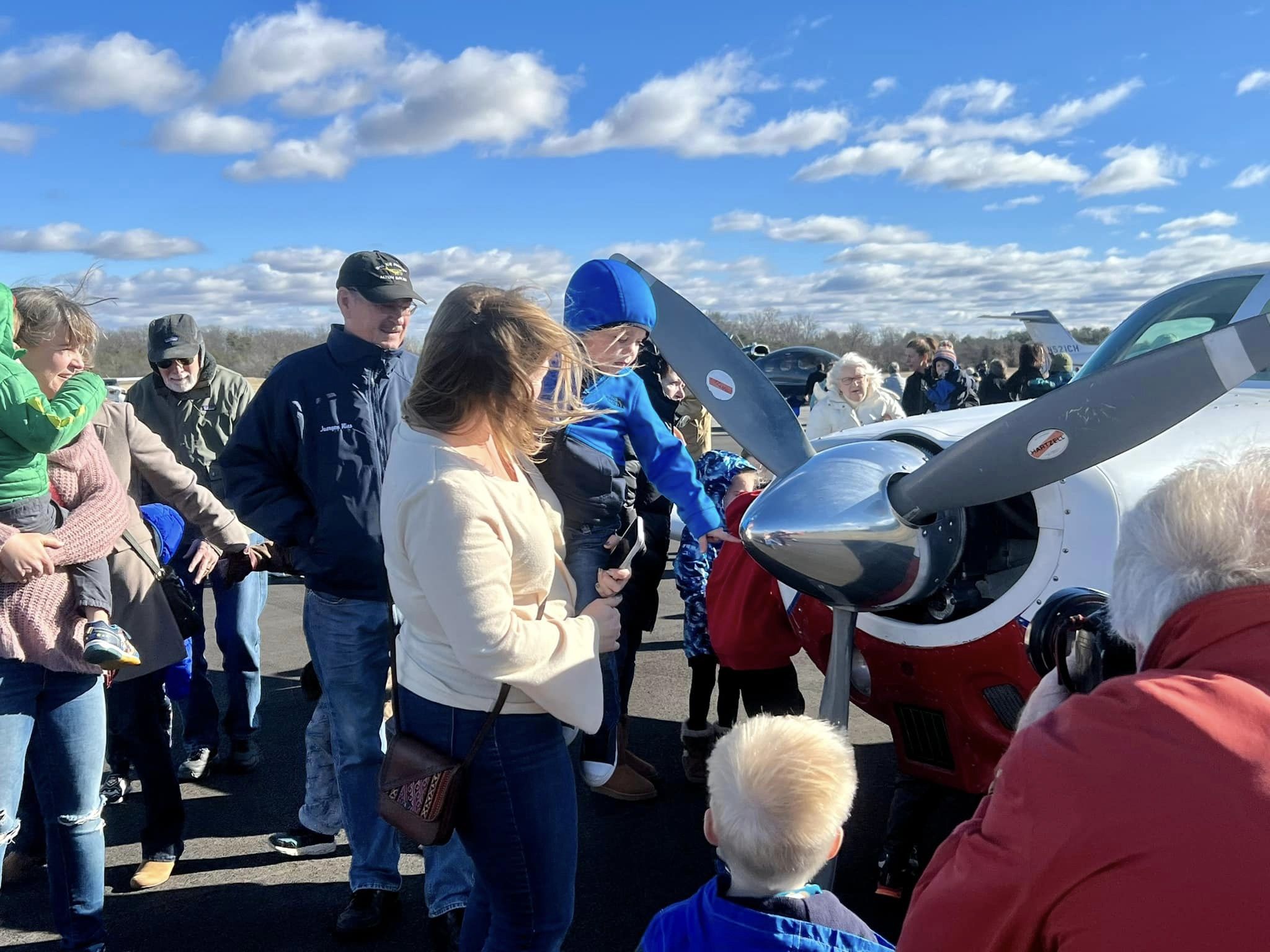 Children and families meet the airplanes